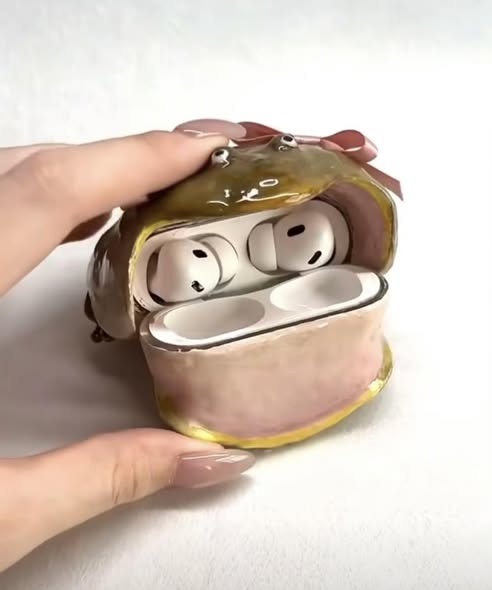 🐸🎀Handmade Clown Frog Earphone Case for AirPods